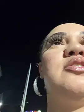 tinki_winkii – webcam model profile photo Image 5