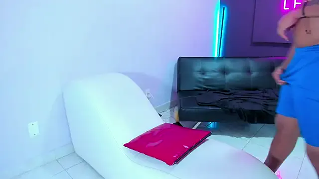 LT-333 – webcam model profile photo Image 11