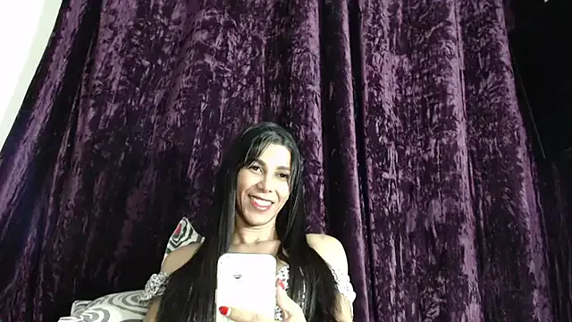 LT-333 – webcam model profile photo Image 5