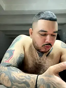 roouse – webcam model profile photo Image 9