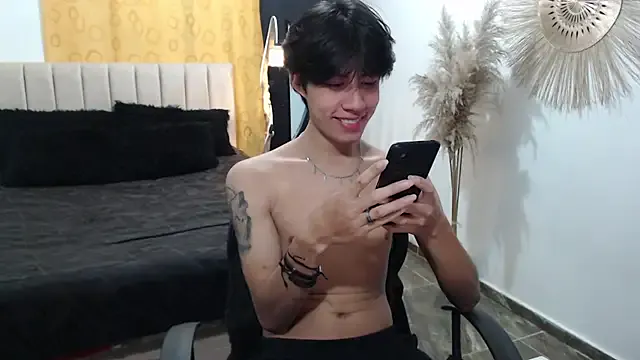 roouse – webcam model profile photo Image 16