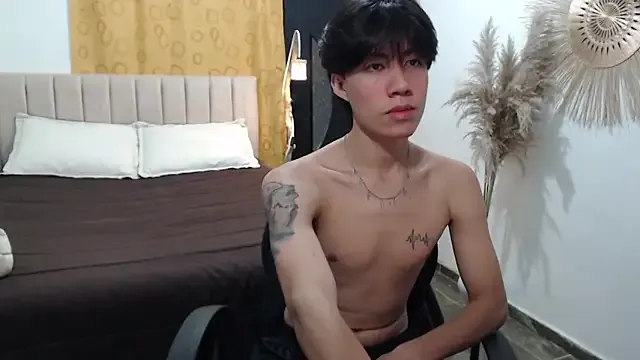 roouse – webcam model profile photo Image 3