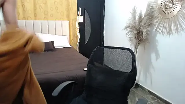 roouse – webcam model profile photo Image 6