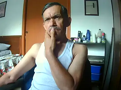 zui_lu – webcam model profile photo Image 4