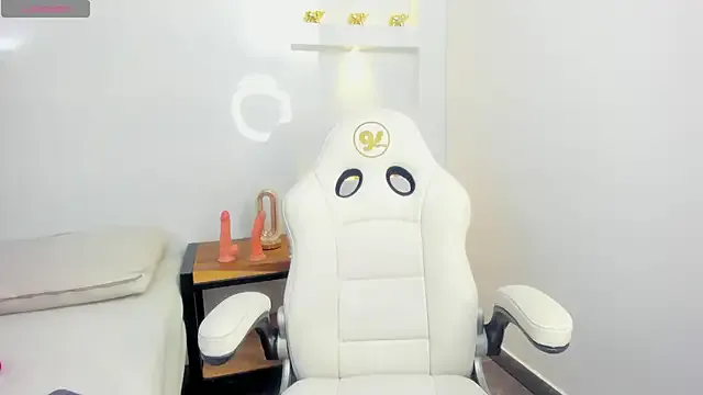 roouse – webcam model profile photo Image 7