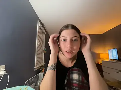 roouse – webcam model profile photo Image 4