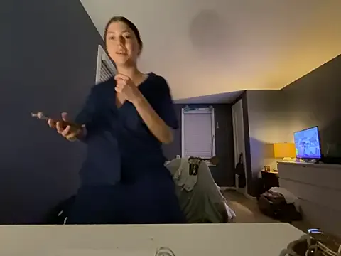 roouse – webcam model profile photo Image 5