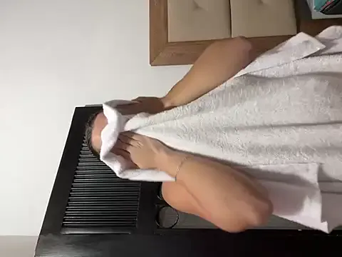 roouse – webcam model profile photo Image 14