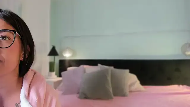 roouse – webcam model profile photo Image 10