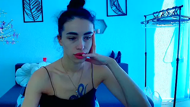 roouse – webcam model profile photo Image 2