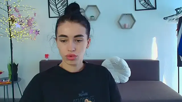 roouse – webcam model profile photo Image 3