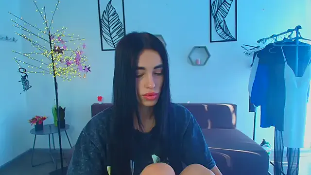 roouse – webcam model profile photo Image 4