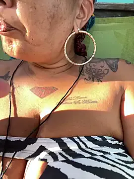 roouse – webcam model profile photo Image 18