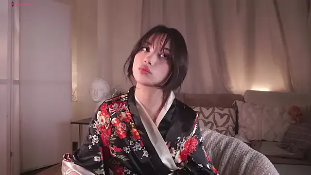 roouse – webcam model profile photo Image 14