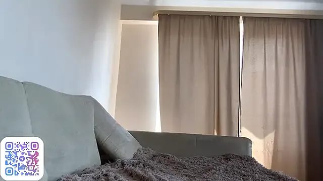 roouse – webcam model profile photo Image 4