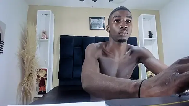 roouse – webcam model profile photo Image 3