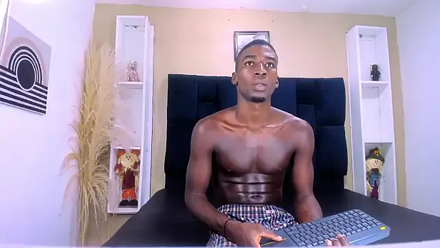 roouse – webcam model profile photo Image 4