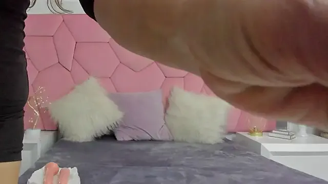 roouse – webcam model profile photo Image 4