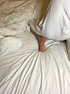 roouse – webcam model profile photo Image 8