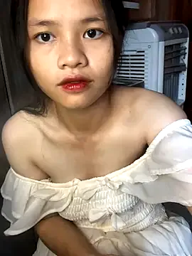petiteluluxx – webcam model profile photo Image 10