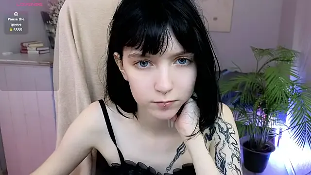 Musae – webcam model profile photo Image 6