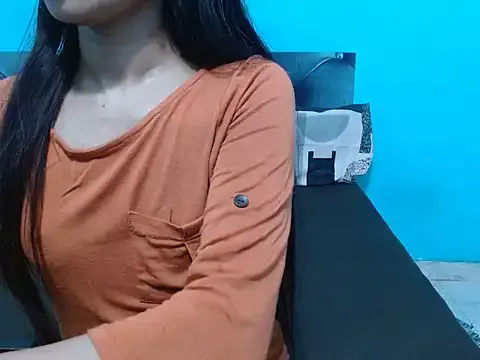 roouse – webcam model profile photo Image 11