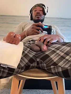 roouse – webcam model profile photo Image 2