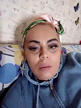 izauri2025 – webcam model profile photo