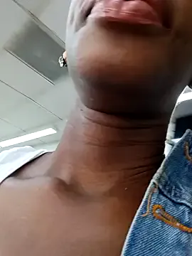 DollyTall – webcam model profile photo Image 7