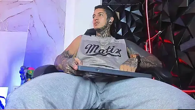 Take1668 – webcam model profile photo Image 3