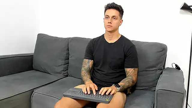 roouse – webcam model profile photo Image 18