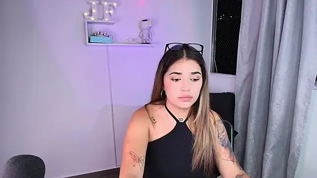 LT-333 – webcam model profile photo Image 13