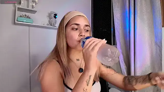 LT-333 – webcam model profile photo Image 19