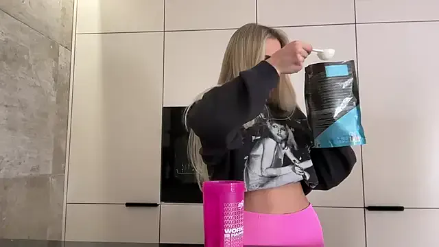 roouse – webcam model profile photo Image 6