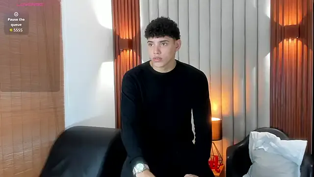 hintly – webcam model profile photo Image 13