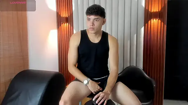 hintly – webcam model profile photo Image 19