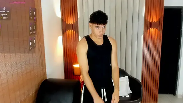 hintly – webcam model profile photo Image 3