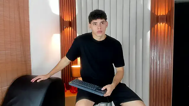 hintly – webcam model profile photo Image 7