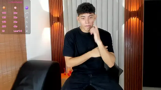 hintly – webcam model profile photo Image 9