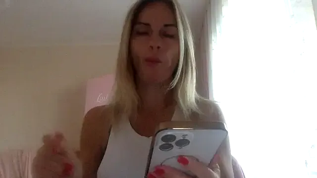 Hot_Mayra25 – webcam model profile photo Image 2