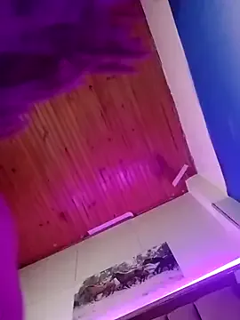 roouse – webcam model profile photo Image 12