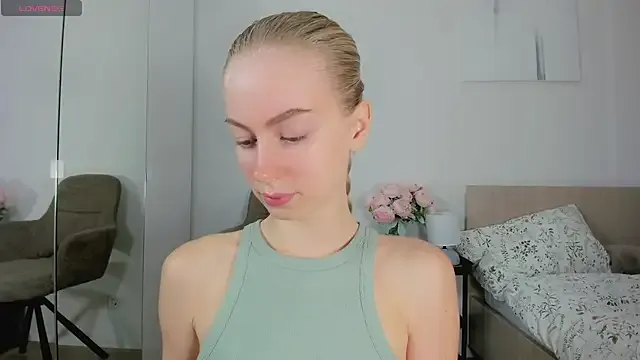 roouse – webcam model profile photo Image 14