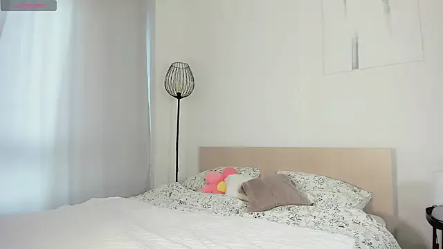 roouse – webcam model profile photo Image 6