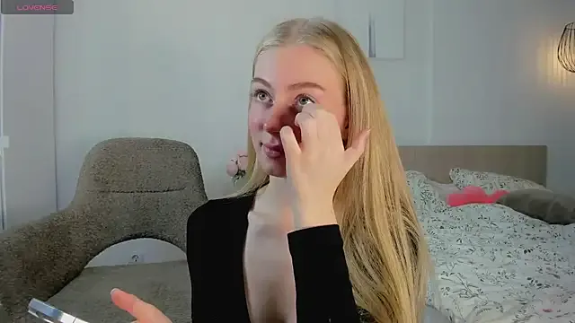 roouse – webcam model profile photo Image 8