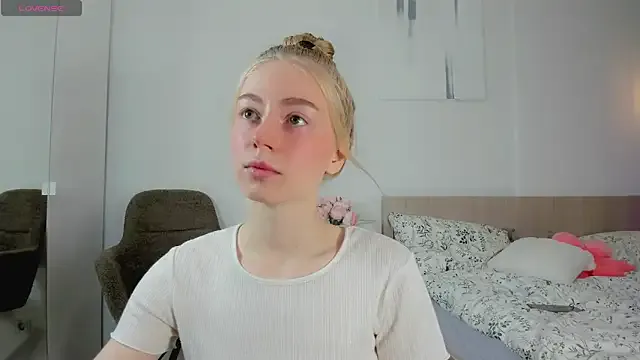 roouse – webcam model profile photo Image 9