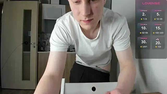 roouse – webcam model profile photo Image 7