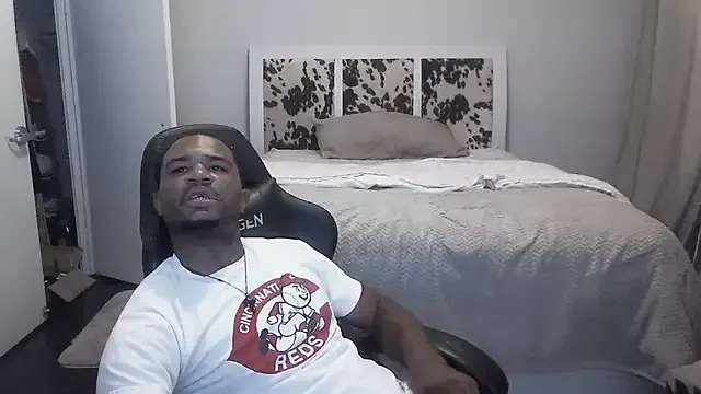 LT-333 – webcam model profile photo Image 4