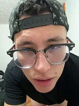 Awesomelusty – webcam model profile photo Image 15