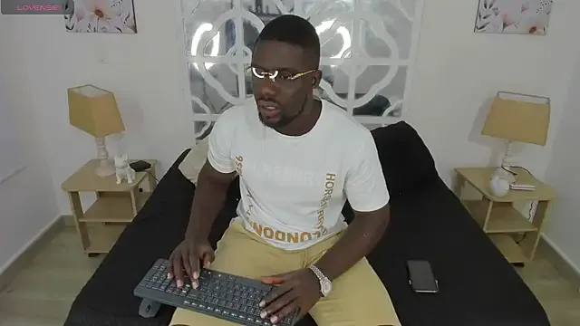 Keep_us_wild – webcam model profile photo Image 3