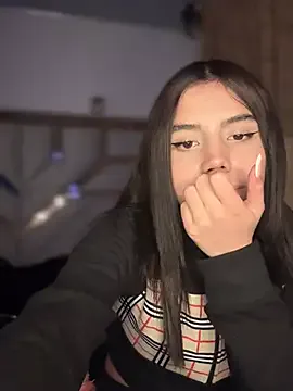 Laura-Khalifa Image 5